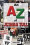 „An A-Z of Jethro Tull“ von Richard Taylor. Verschiedene Konzertposter und Albumcover von Jethro Tull im Hintergrund., Buch