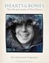 "Hearts & Bones: The life and music of Paul Simon. The Illustrated Biography. Schwarz-weiß Foto eines lachenden Mannes."
