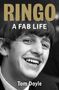 "Ringo: A Fab Life", Tom Doyle. Schwarz-weißes Porträt eines lächelnden Mannes mit Pilzkopf-Frisur., Buch