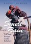„The Smell of Rain: Life and Rituals in the Kalahari“ steht auf dem Cover. Eine Person hält ein Kind in einer trockenen Landschaft.
