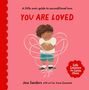 "You Are Loved" in roten Buchstaben. Kind mit lockigem Haar, umgeben von rosa Herzschleife.