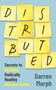 "Secrets to Building Radically Healthy Remote Teams" Darren Murph. Gelbe Notizzettel mit Buchstaben auf blauem Hintergrund., Buch