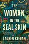 "The Woman in the Seal Skin" von Lauren Keegan. Illustration mit Meerestieren, Pflanzen und einem Kompass auf blauem Hintergrund., Buch