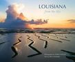 "LOUISIANA from the Sky" darüber Wolken bei Sonnenuntergang über einem Gewässer mit Zickzack-Mustern., Buch
