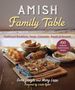 "AMISH Family Table" oben, darunter traditionelle Gerichte. Abgebildet: Brote, Auflauf, Holzschalen auf einem Tisch., Buch