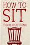"HOW TO SIT" und "THICH NHAT HANH" in roter Schrift. Darunter eine Zeichnung eines einfachen Holzstuhls., Buch