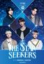 "THE STAR SEEKERS" oben, "WITH TOMORROW X TOGETHER" unten; fünf junge Männer vor einem funkelnden blauen Hintergrund., Buch