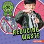 Text: "Conservation Champions! Reducing Waste. Discover!" Ein Kind trinkt aus einer Metallflasche, Plastikflaschen im Hintergrund., Buch