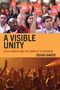 „A Visible Unity“ von Josiah Baker. Menschen heben rote Karten, darunter Konzertbesucher mit erhobenen Händen.