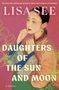 "Daughters of the Sun and Moon" von Lisa See. Eine Frau in traditioneller Kleidung, mit floralen Mustern im Hintergrund., Buch