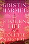 „Kristin Harmel, The Stolen Life of Colette Marceau.“ Pinker Hintergrund, goldene Ornamente, Eiffelturm-Motiv.