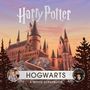 "Hogwarts: A Movie Scrapbook." Illustration von Hogwarts bei Sonnenuntergang. Darunter Porträts von zwei Charakteren.