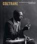 „COLTRANE: THE DEFINITIVE VISUAL CELEBRATION OF THE LEGEND.“ Ein Mann mit Saxophon hält eine Zigarre.