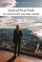 „Soul of New York: Die Geheimtipps der New Yorker“, Frau blickt auf die Skyline von New York, dramatischer Himmel im Hintergrund., Buch