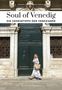 "Soul of Venedig, Die Geheimtipps der Venezianer." Eine Frau spaziert an einem historischen Tor mit Steinfassade vorbei., Buch