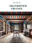"Atlas of Abandoned France" oben, "JONGLEZ PUBLISHING" unten. Eine verlassene Bibliothek mit bunten Deckenbalken., Buch