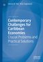 "Contemporary Challenges for Caribbean Economies: Crucial Problems and Practical Solutions" steht in weiß auf blauem Hintergrund., Buch