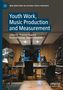 „Youth Work, Music Production and Measurement“, Studio mit Monitoren, Mischpulten und Instrumenten in einem holzverkleideten Raum., Buch