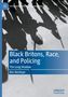 "Black Britons, Race, and Policing: The Long Shadow, Bisi Akintoye" in Weiß auf Blau. Schatten von Personen mit Helmen., Buch