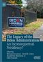 "The Legacy of the Biden Administration: An Inconsequential Presidency?" Schild an Zaun, Herbstlaubbedeckte Straße., Buch