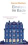 „Daniel Mellem, Einstein im Bade, Roman.“ Illustration eines blauen Hotels mit dem Namen „Rastender Kranich“., Buch
