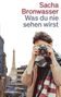 Text: "Sacha Bronwasser Was du nie sehen wirst". Eine Person mit Kamera, im Hintergrund der Eiffelturm., Buch