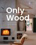 „Only Wood: Extraordinary Living Spaces”, Chris van Uffelen. Ein Wohnzimmer mit Kamin, Holzdecke und gemütlichem Sessel.