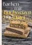 "Backen mit Buchweizen und Hafer" von Modesta Bersin. Drei Brotscheiben auf einem Gitter vor Strohhalmen., Buch