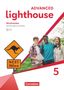 ADVANCED lighthouse. Wordmaster mit Lösungen und Audios. NEXT 150 km. Drei lachende Jugendliche mit Mappe, Hintergrund Natur., Buch
