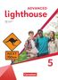 "Advanced lighthouse 5. Mit digitalen Medien. Cornelsen. Drei junge Personen lächeln, neben einem Känguru-Verkehrsschild.", Buch