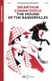 "SIR ARTHUR CONAN DOYLE, THE HOUND OF THE BASKERVILLES" in Großbuchstaben. Zeichnung: Detektiv im karierten Mantel, Pfeife, schwarzer Hund., Buch
