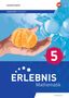Erlebnis Mathematik 5. Arbeit mit Medien. Hand hält Mandarinenstück. Hintergrund mit blauen Orangen., Buch