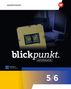 „blickpunkt. INFORMATIK 5/6“ steht auf einem Cover mit einem Computerchip und einem Bildschirm im Hintergrund.