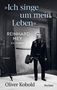 "Ich singe um mein Leben." Reinhard Mey, ein Porträt. Oliver Kobold. Schwarz-weiß Foto eines Mannes mit Gitarre., Buch