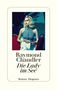 Raymond Chandler: Die Lady im See. Frau in elegantem Kleid sitzt vor dunklem Hintergrund., Buch