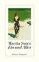 "Martin Suter Ein und Alles. Roman · Diogenes." Eine Frau in einem schwarz-weiß gemusterten Kleid am Strand., Buch