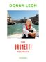  Texte: "Donna Leon", "Das Brunetti Kochbuch", "Diogenes". Eine Frau sitzt auf einem Boot in einem Kanal mit historischen Gebäuden., Buch