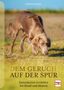 Oben steht "KARINA KALKS". In der Mitte: "DEM GERUCH AUF DER SPUR". Ein Hund schnüffelt auf einer Wiese. Logo: "Müller Rüschlikon".