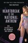 "Heartbreak Is the National Anthem" in lila Schrift. Eine Frau mit glitzerndem Outfit und Mikrofon. Logo rechts unten., Buch
