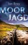 „MOORJAGD“ in großen Buchstaben, darunter „Kriminalroman“. Ein baumloses Moor mit dramatischem Himmel. Logo eines Pinguins., Buch