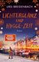 "Lichterglanz und Hygge-Zeit", Roman von Ursi Breidenbach. Winterliche Hafenansicht mit Lichtern und einem Paar., Buch