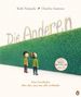 „Die Anderen“. Zwei Jungen stehen vor einer hohen, dichten Hecke. Üppiges Grün, einer schaut nach oben, der andere nach vorne., Buch