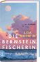 Titel: "Die Bernsteinfischerin". Autorin: Lisa Quentin. Roman. Himmel in Pastellfarben, Vögel fliegen, Ozeanwellen unten., Buch