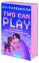 „Ali Hazelwood: Two Can Play. Die spielerische Weiterentwicklung von Liebe.“ Illustration zweier Menschen beim Kuss.