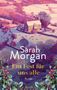 "Sarah Morgan, Ein Fest für uns alle, Roman." Eine idyllische Winterlandschaft mit einem Haus und schneebedeckten Feldern., Buch