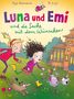 "Luna und Emi und die Sache mit dem Wünschen." Zwei fröhliche Mädchen rennen mit einem verspielten Hund und einem Roboter.