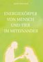 Energiekörper von Mensch und Tier im Miteinander. Silhouette einer Person und eines Hundes auf grünem Hintergrund., Buch