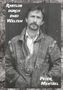 Text: "Rastlos durch zwei Welten" und "Peter Mentzel". Ein Mann in Jeansjacke vor Holzhintergrund., Buch