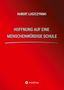 Oben steht "HUBERT LUSZCZYNSKI", darunter "HOFFNUNG AUF EINE MENSCHENWÜRDIGE SCHULE". Hintergrund in Rot. Unten tredition-Logo., Buch