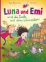 Titel: "Luna und Emi und die Sache mit dem Wünschen". Zwei fröhliche Mädchen und ein Hund rennen auf einem Rasen., Buch